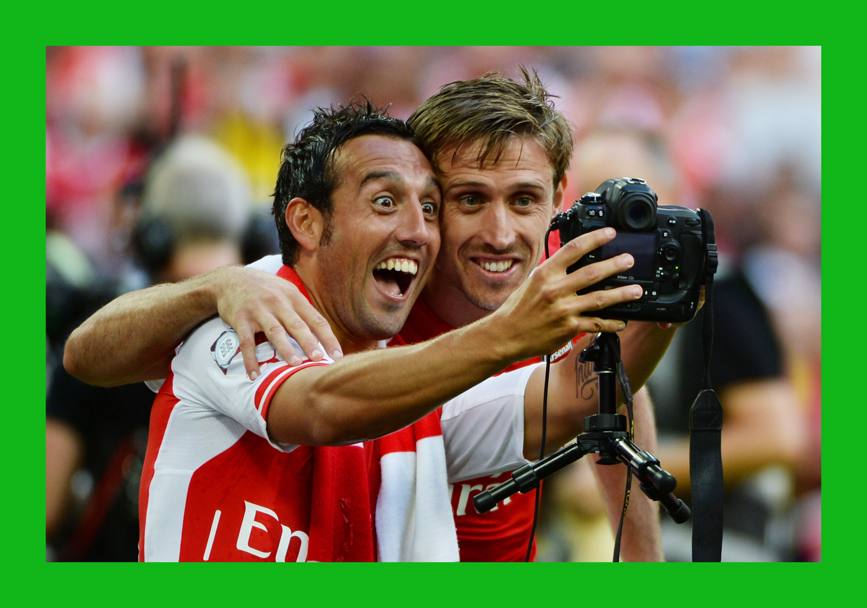 Selfie digitale per Santi Cazorla e Nacho Monreal (des) dell&#39;Arsenal durante l&#39;incontro di Community Shield tra Manchester City e Arsenal a Wembley in agosto 